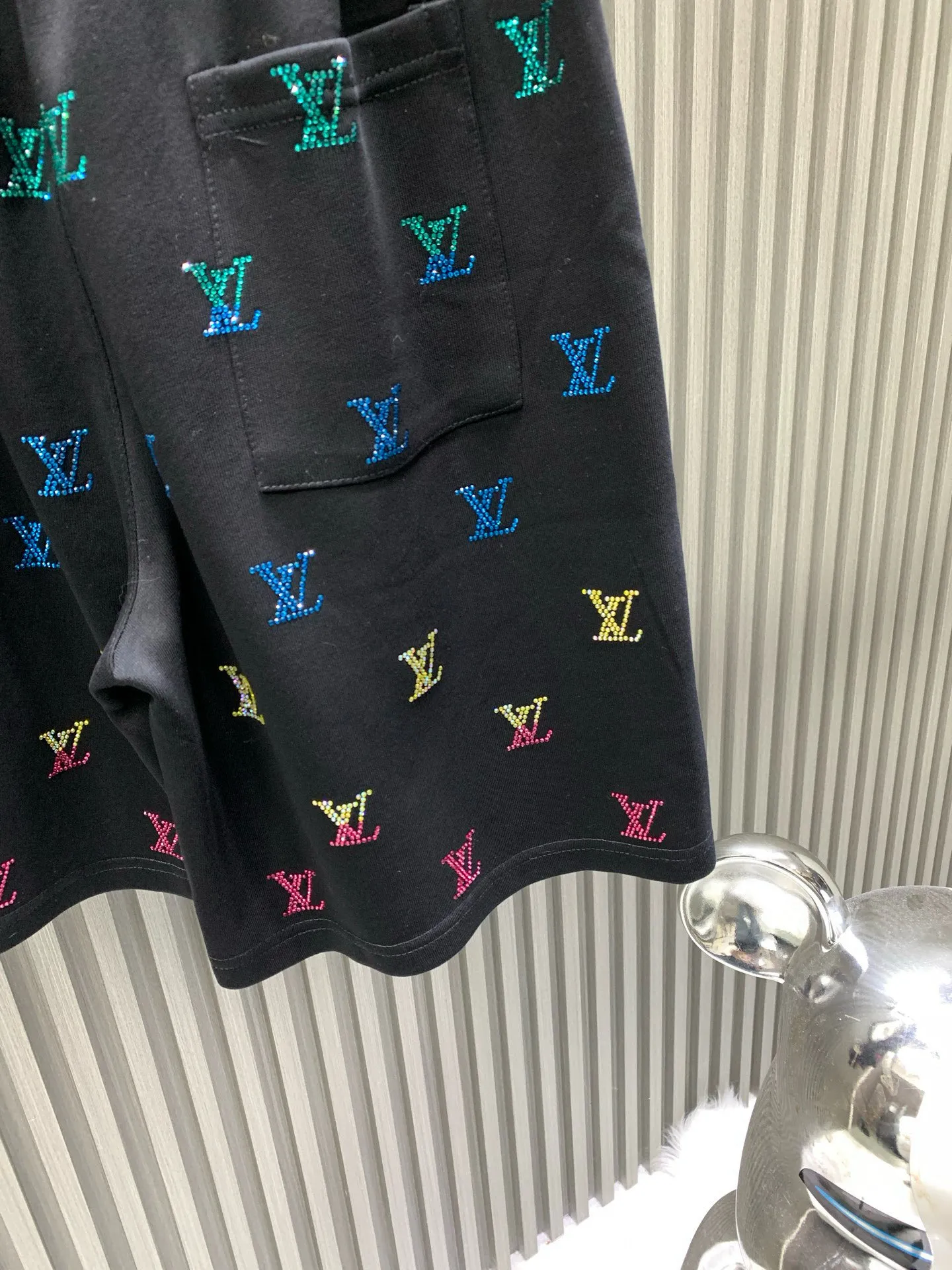 🅿️230 🀄️ Louis Vuitton, original product from the official website 🔥 2V simple and fashionable summer shorts and casual pants, with full diamond design, very comfortable to wear, low-key yet luxurious. It is very classy to wear, and the style and tailoring of the pants need not be said. The upper body is exquisite and vivid. Really first-class top quality materials. Really palace-class casual pants and elastic pants, made of Turkish cotton. Produces the most famous denim fabric of outstanding quality. After heavy washing, the pants are very soft! The straight-leg version is not picky, the upper body is absolutely stylish, and the waistband design is extremely luxurious.
